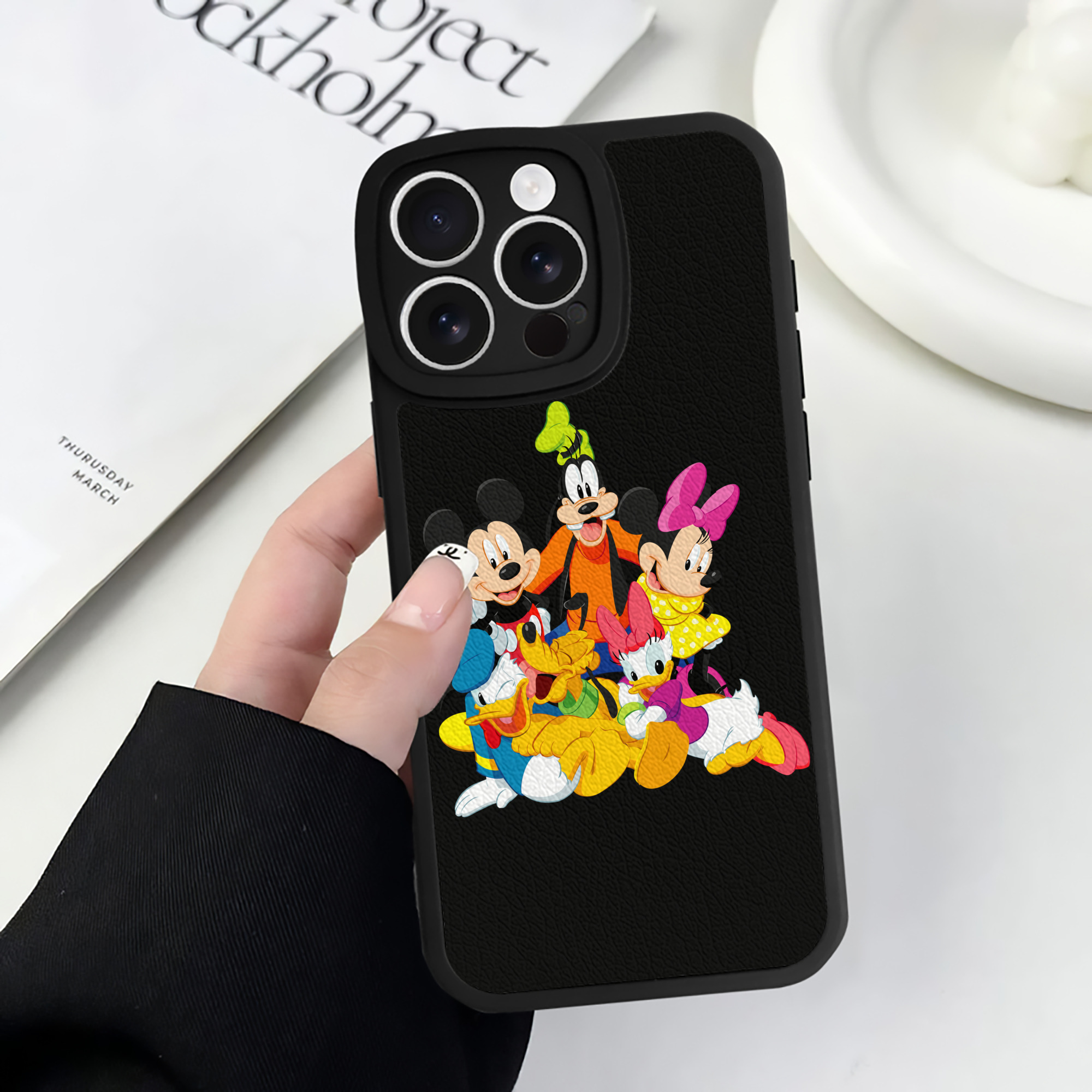 （画像用） ミッキーマウス Mickey Mouse 【iPhone 16シリーズ対応】シリコンスマホケース（レザー調） 材質：シリコン